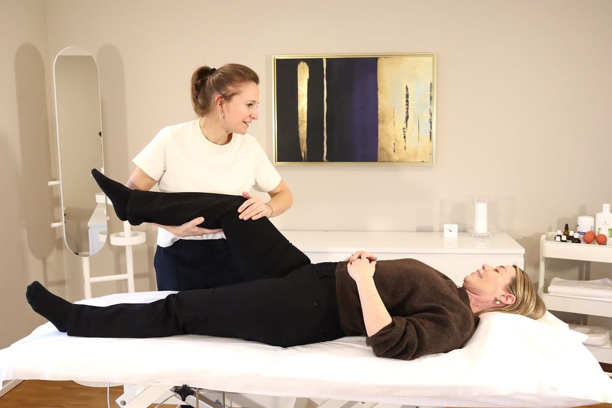 Schiefes Becken, verdrehte Wirbelsäule, Verspannungen im ganzen Körper. Die Dorntherapie kann helfen. TEN Praxis Maureen Liebschner